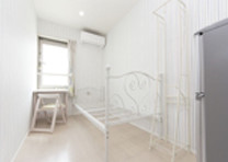 TVと冷蔵庫、ベッド、机付き